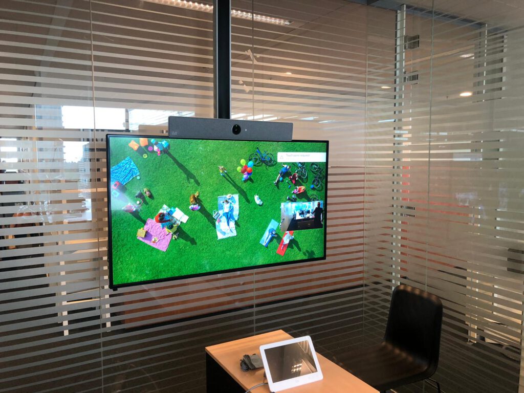 display aan muur in kantoor