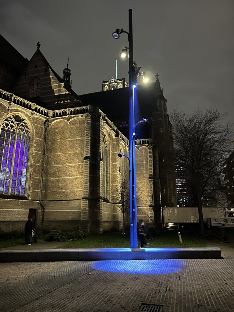 Movinghead lamp buiten blauw licht aan