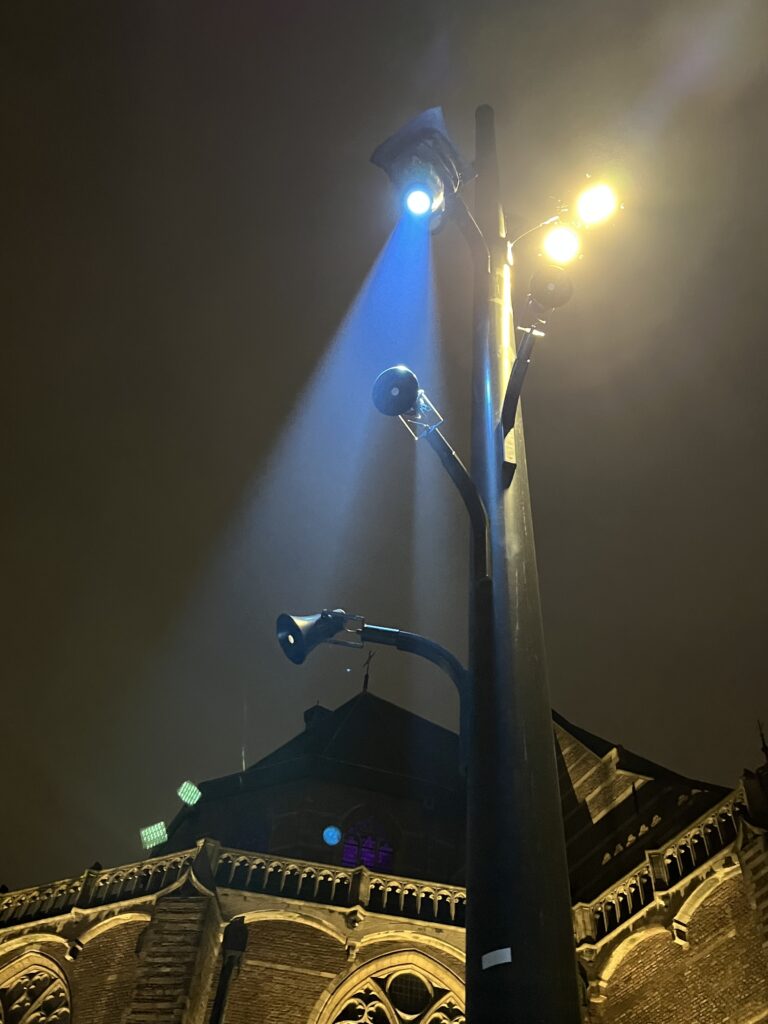 Movinghead lamp aan lantaarnpaal buiten