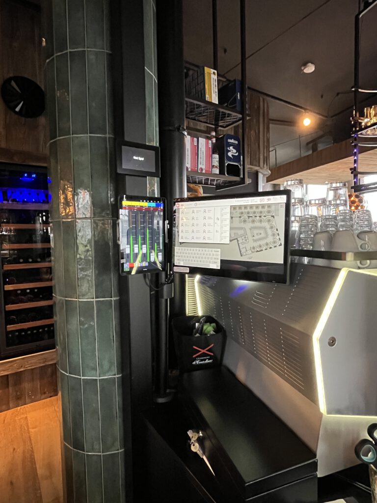 horecazaak met touchscreen bij bar