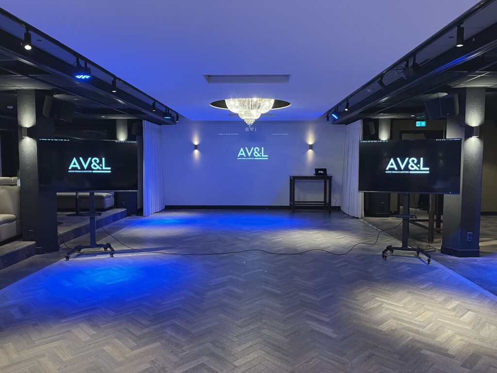 zalen centrum met 2 displays en een beamer