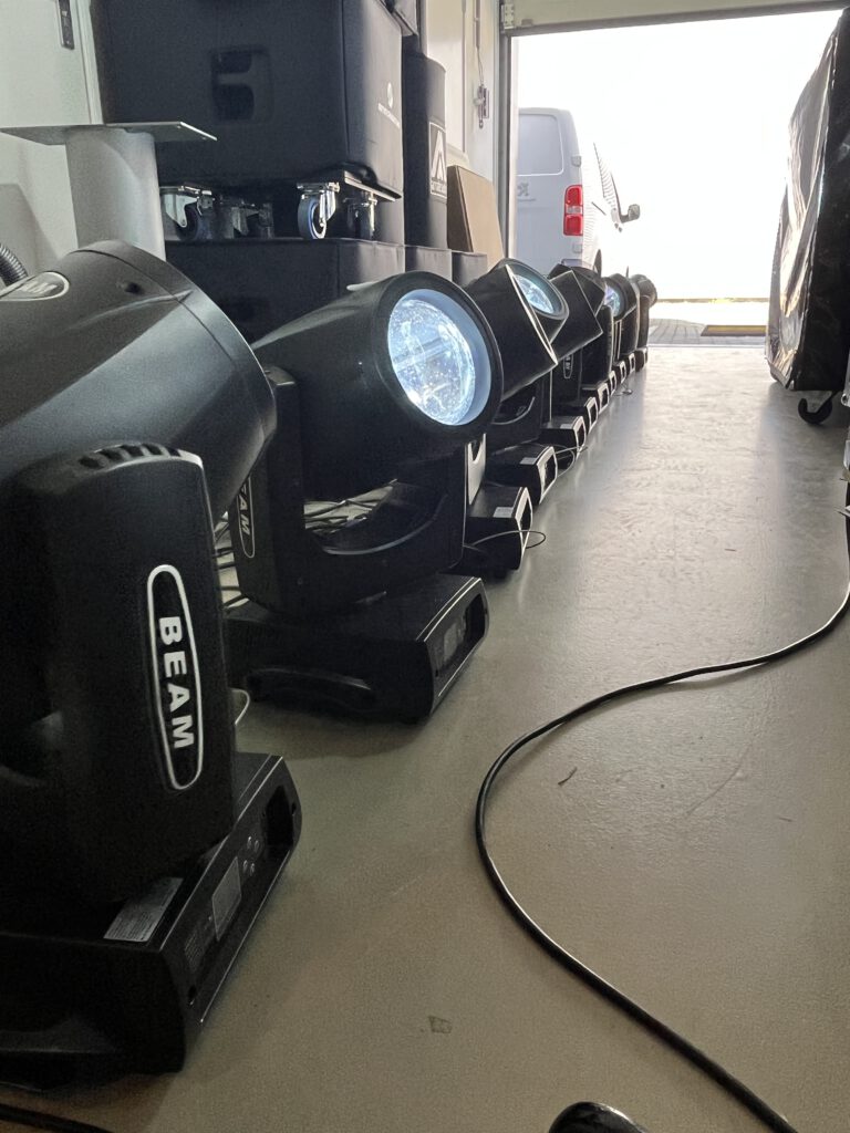 Movingheads op grond aan het testen