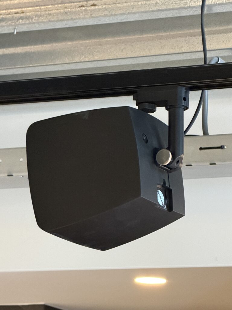 Ecler Opbouw speaker showroom aan licht rail