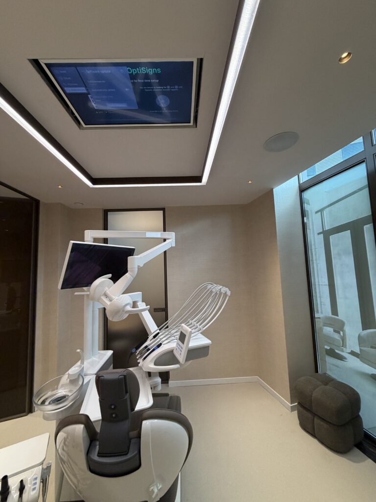 Tandartsstoel met tv scherm boven stoel